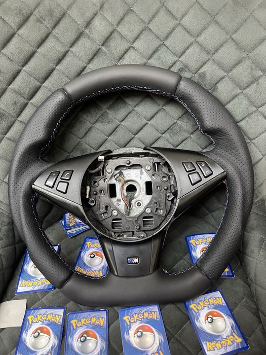 Apresentamos  volante BMW E 60  estofado em pele perfurada e pele liza