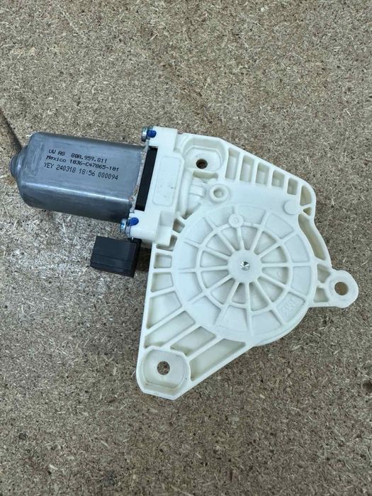 Моторчик склопідйомника Audi q5