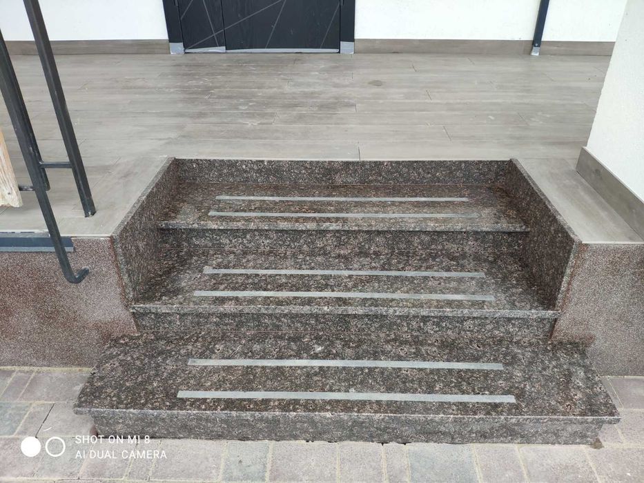 Вироби з граніту (пам'ятники, сходи,балясини,вази,лампадки та ін.)