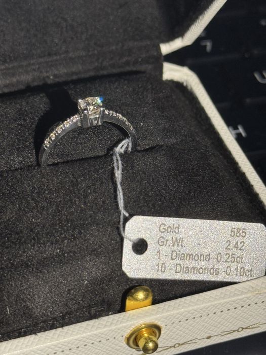 Продається каблучка з білого золота