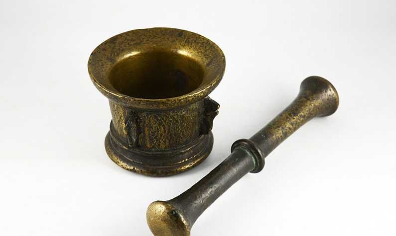 Almofariz com Mão em Bronze