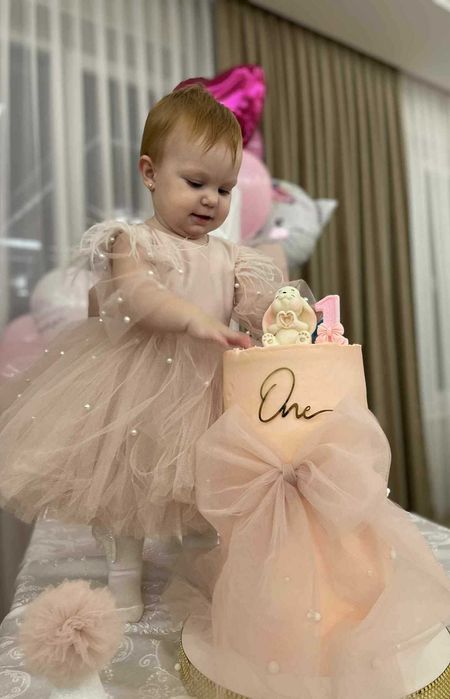 Дитяча сукня на 1 рік,туфельки і пов'язка.Ковпак віддам у подарунок