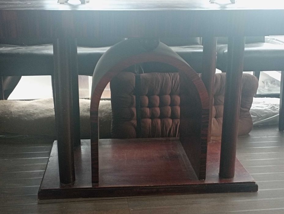 Mesa / secretária  influência art deco.. Usada, em bom estado.