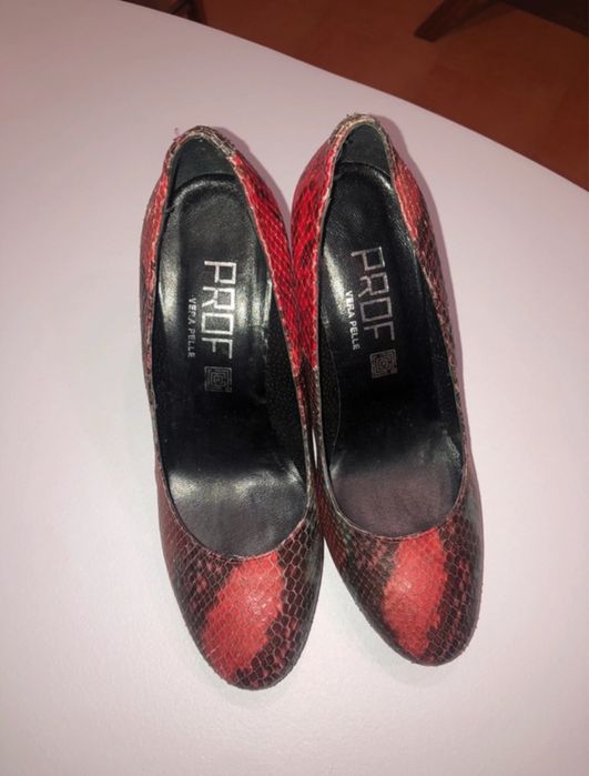 Sapatos salto alto estilo pele crocodilo