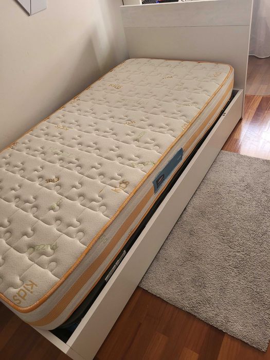 Cama + colchão de criança com arrumação marca Lourini
