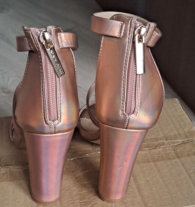 Super sandałki  metaliczne .Nowe