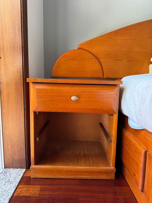 Cama de casal com mesinhas de cabeceira