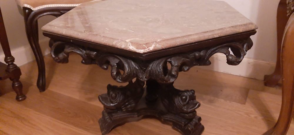 Mesa de madeira entalhada com tampo em mármore