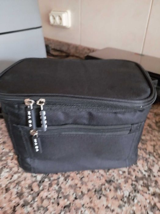 Lancheira preta e dispensador
