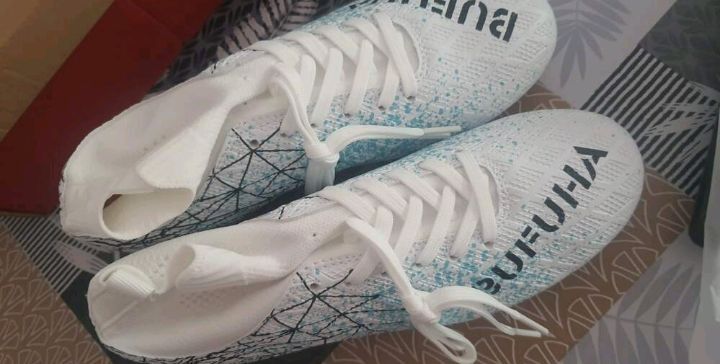 Chuteira de futebol
(Número de telefone falso para evitar burlas)