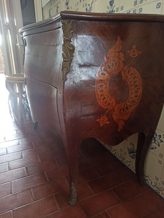 Cómoda antiga de barriga com embutidos