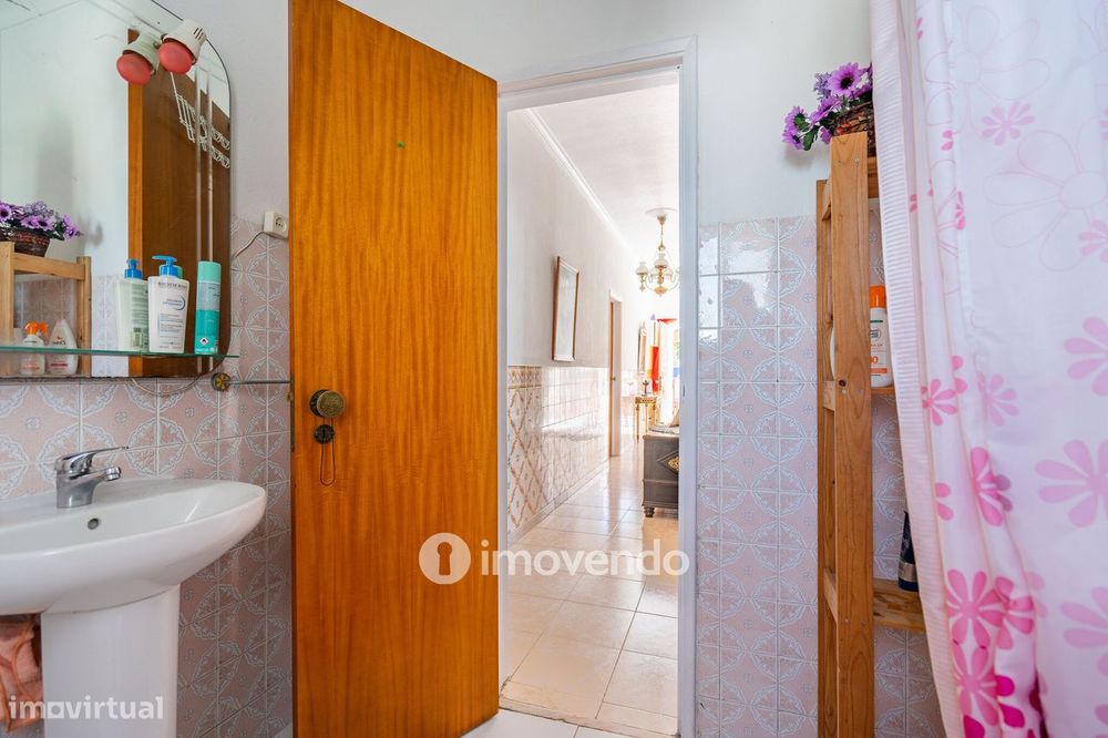 Moradia T4 mais Anexo T1, com jardim, na Caparica