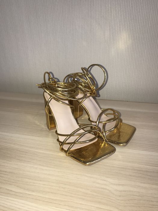 Золоті босоніжки 35 розмір на зав’язках на каблуці