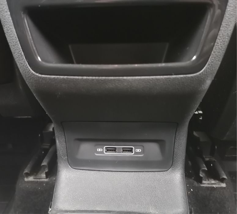 USB зарядка для задніх пасажирів Skoda Octavia Superb Kodiaq