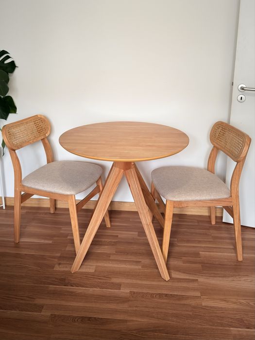 Mesa de jantar com duas cadeiras