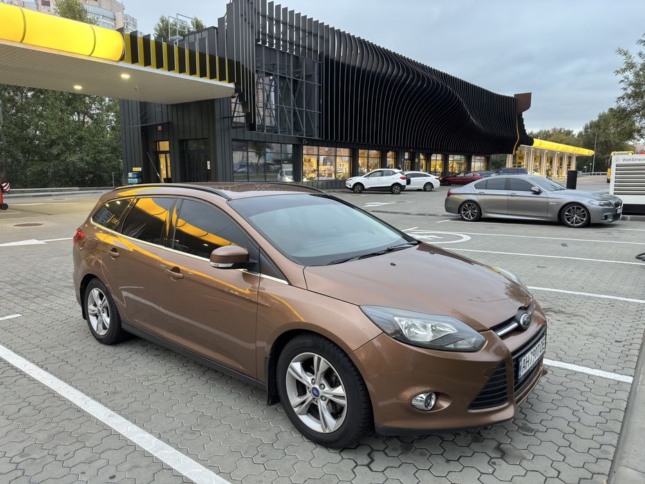 Хороший  Ford Focus 3 2013  1.0 (зроблена заміна ГРМ)