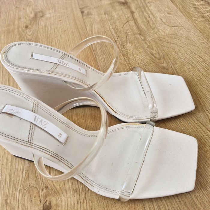 Kremowe sandały na koturnie ZARA + Gratis !