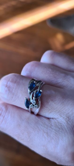 Кольцо в белом золоте с сапфирами и бриллиантами