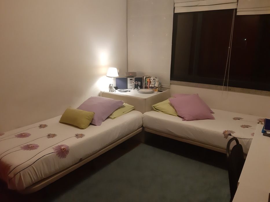 Quarto de criança - juvenil - cama - secretária - cômoda