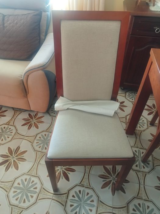 Mesa com 4 cadeiras em muito bom estado