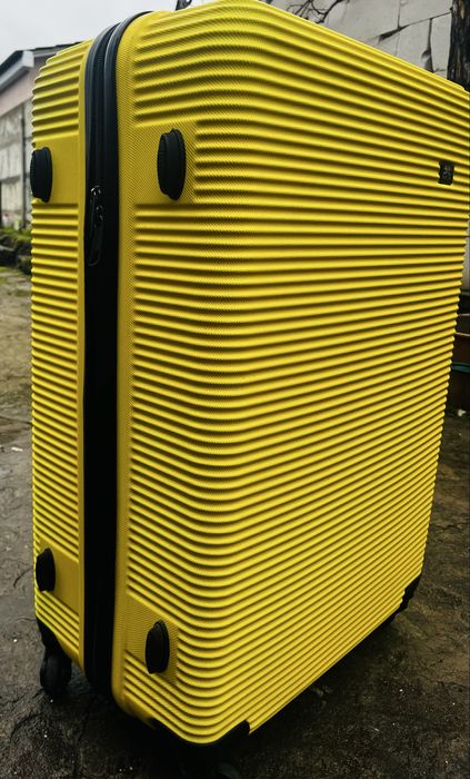 Продам жовту валізу.