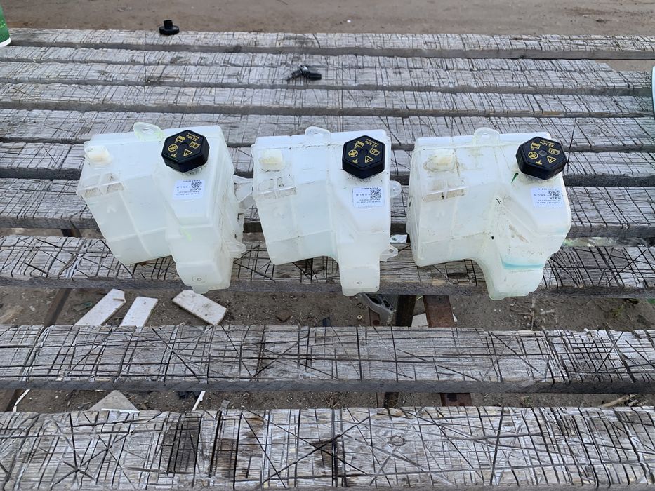 Tesla model Y расширительный бачок в сборе оригинал