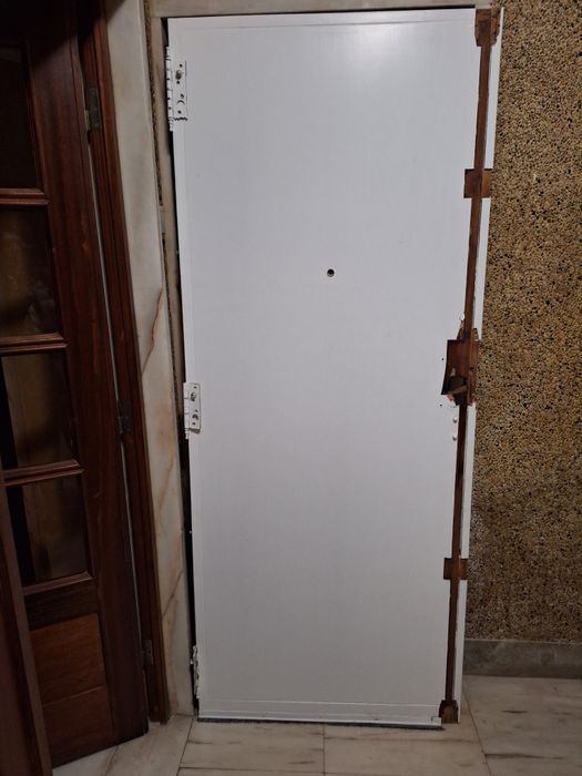 Porta de casa dentro de prédio