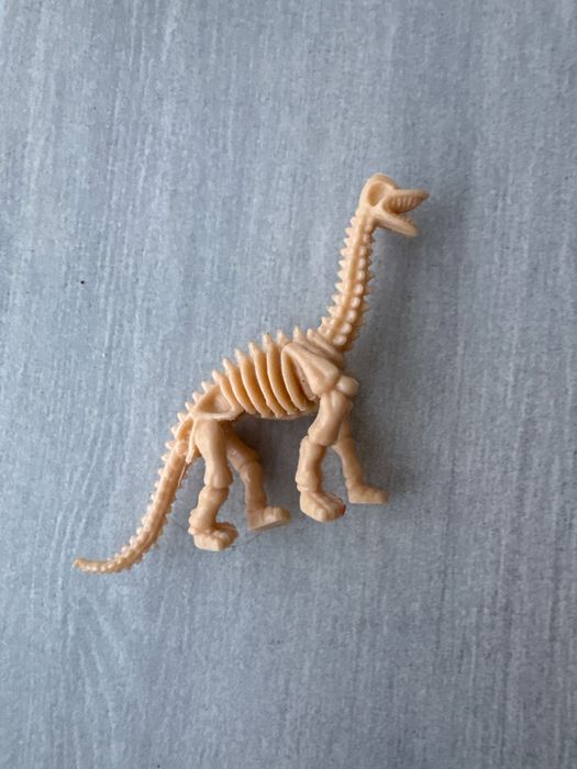 іграшковий скелет брахіозавра