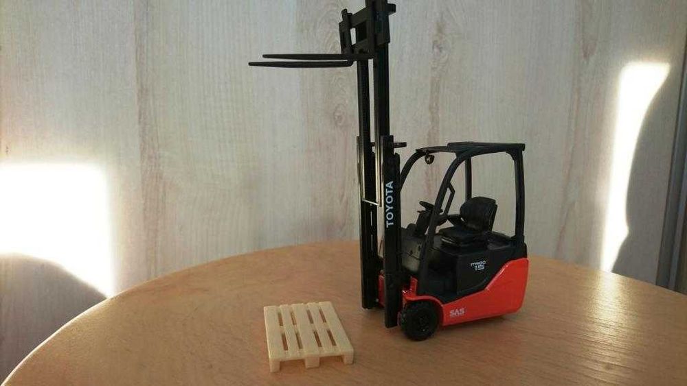 TOYOTA Traigo kolekcjonerski model wózka widłowego skala 1/23