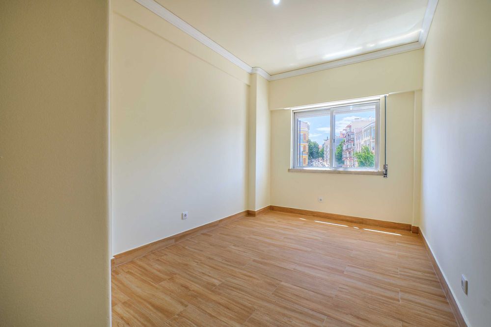 Apartamento T1 Remodelado e Mobilado com Terraço Junto Av. de Roma