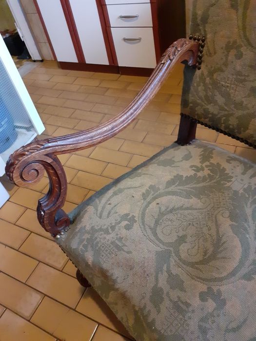 Bardzo Stary fotel do odnowienia