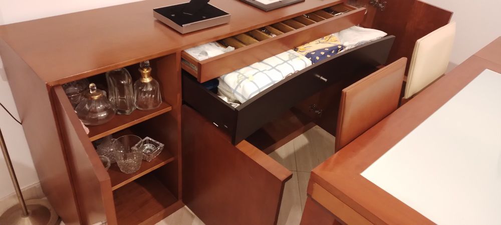Mesa e estante de cerejeira com 4 cadeiras
