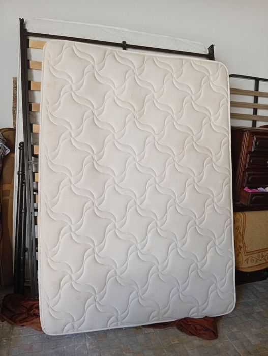 Cama de casal com colchã, mesinhas de cabeceira e cómoda