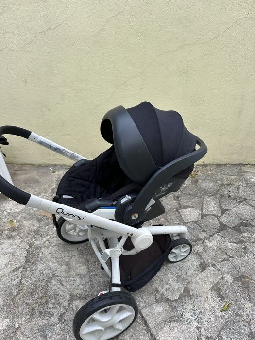 Carrinho de bebe com ovo