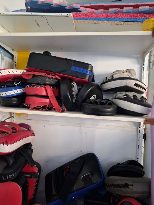Equipamento e material desportivo  vestuário  novo  luvas e caneleiras