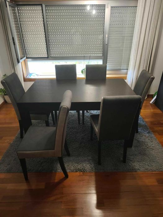 Mesa de Jantar extensivel em madeira maciça. Inclui as cadeiras