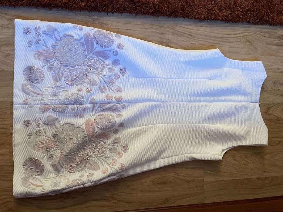 Sprzedam sukienkę w rozmiarze 38 białą ze zdobieniami