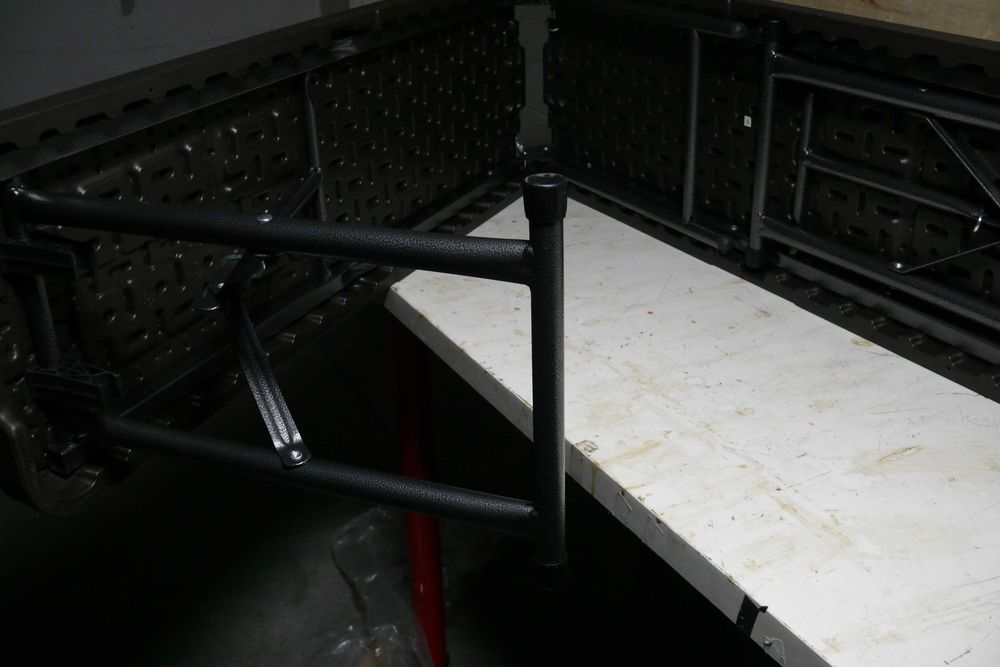 Banco dobrável da marca DIEMPI, na cor preta.