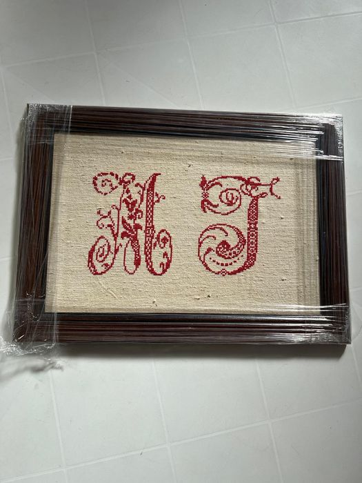 Quadros bordados à mão em pano de linho