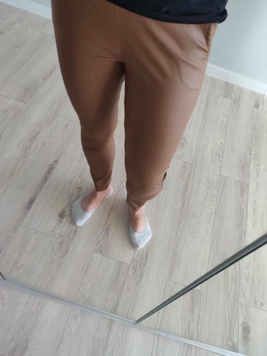 Karmelowe brązowe śliskie spodnie s 36