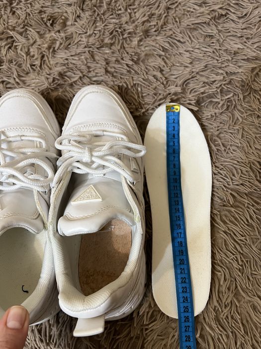 Продам кросівки Guess