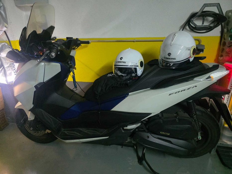 HONDA FORZA 125 - Inclui 2 Blusões, 2 Capacetes, Carregador, Luvas, Capa, Auriculares.. etc