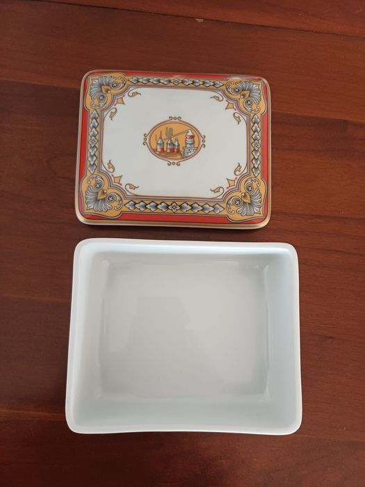 Caixa em Porcelana Vista Alegre — Museu da Farmácia