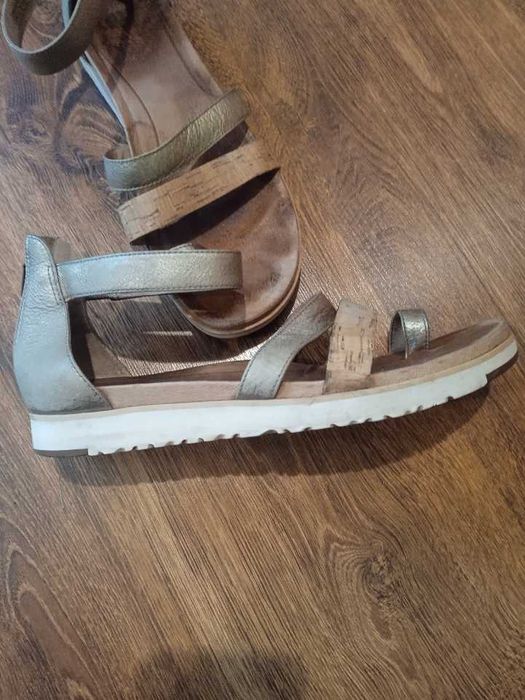 Продам жіночі шкіряні босоніжки бренду UGG