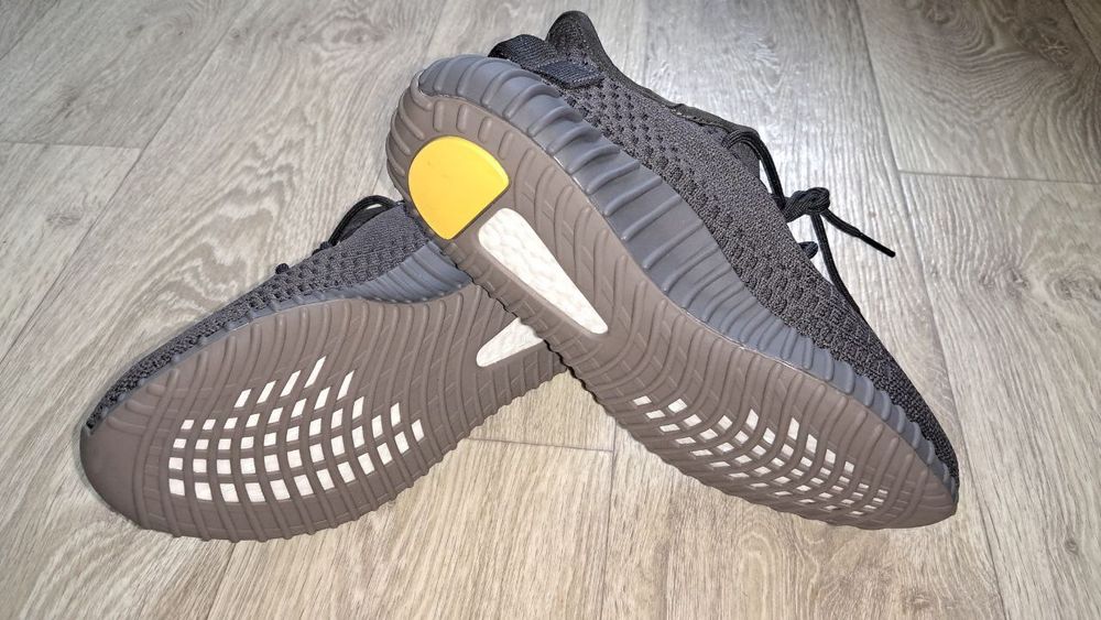 Кросівки Yeezy Boost дуже високої якості! 
Розмір по устілці 24.5см.