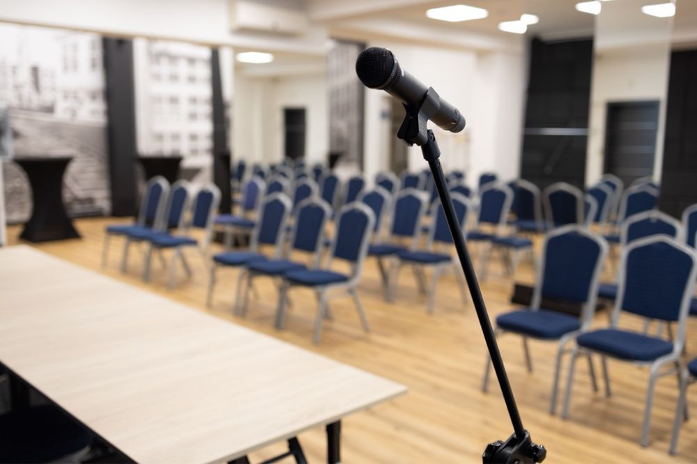 Sala eventowa na wynajem.  Radom centrum 130 osób Konferencje Szkolenia Wykłady Streaming. Parter Parking Przy Sali Nagłośnienie Rzutnik Blisko Dworca