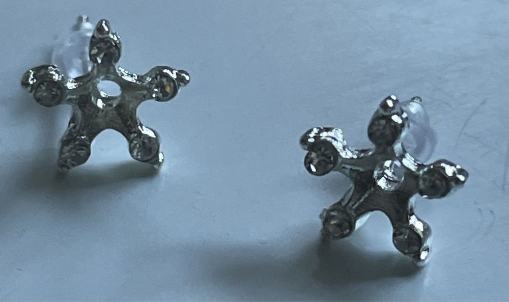 Brincos de prata, com pedrinhas brilhantes