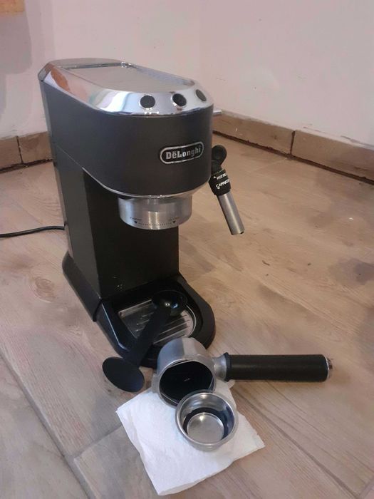 Ekspres kolbowy DeLonghi Dedica Style EC685.BK | z pudełkiem