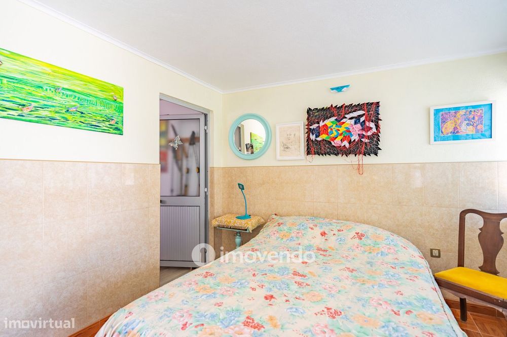 Moradia T4 mais Anexo T1, com jardim, na Caparica