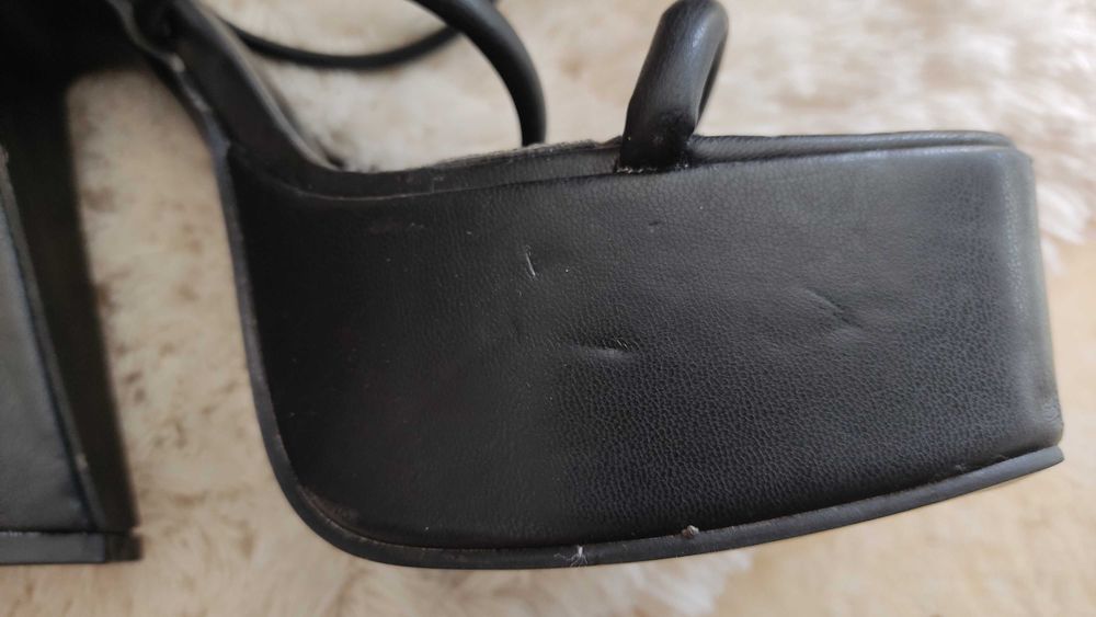 Sandały na stabilnym trójwymiarowym słupku